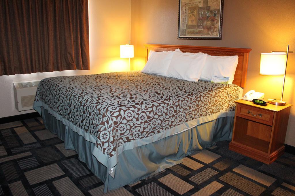 Days Inn By Wyndham Watertown Rom bilde